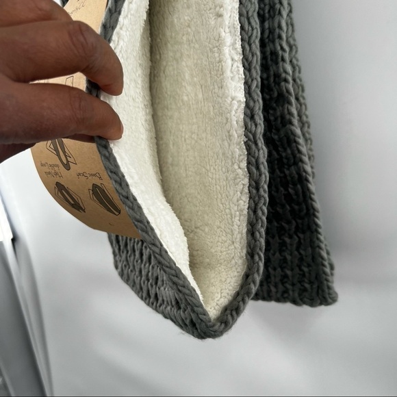 Infinity scarf grey six ways - Picture 6 of 9